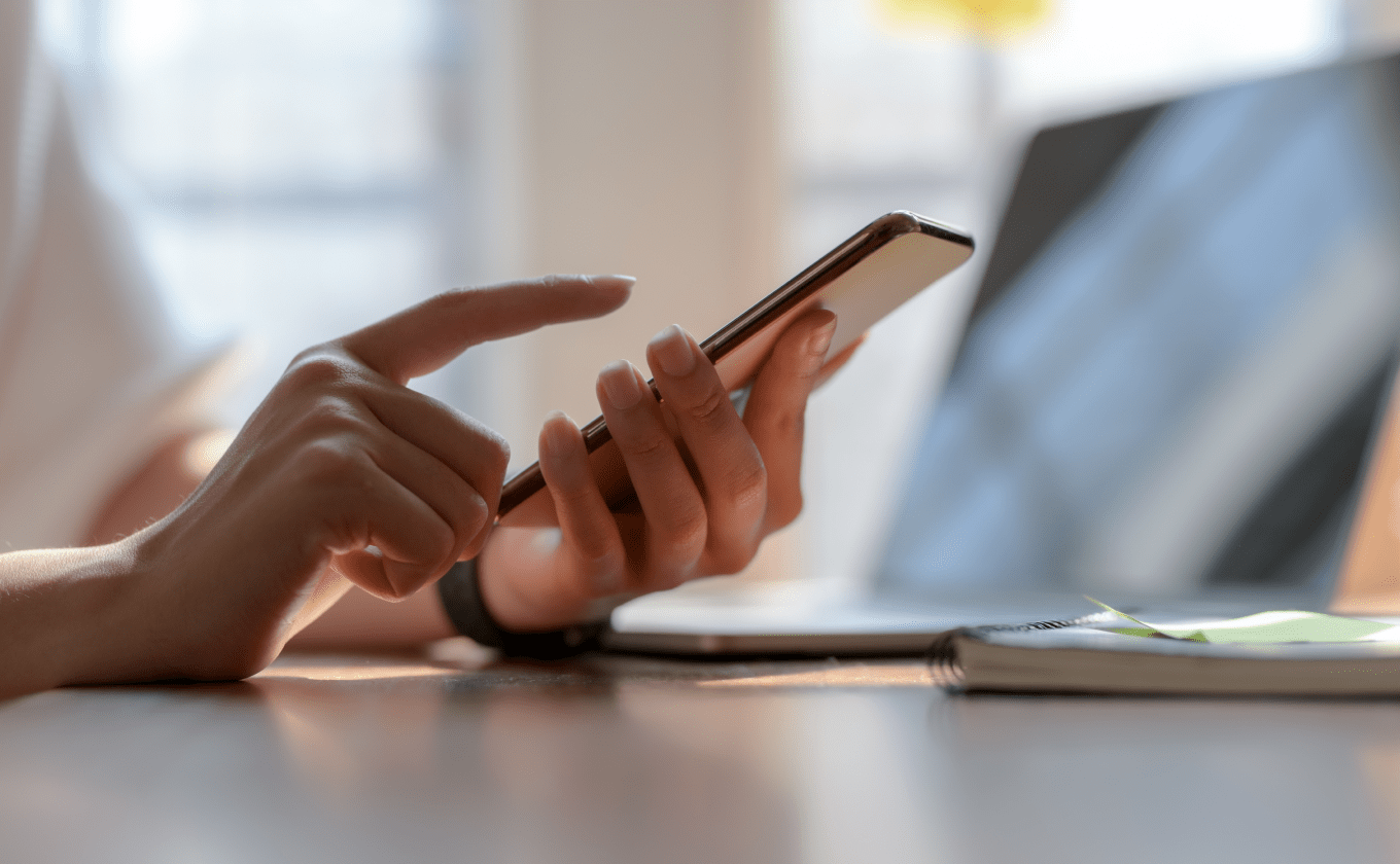 スマホをタップしている手